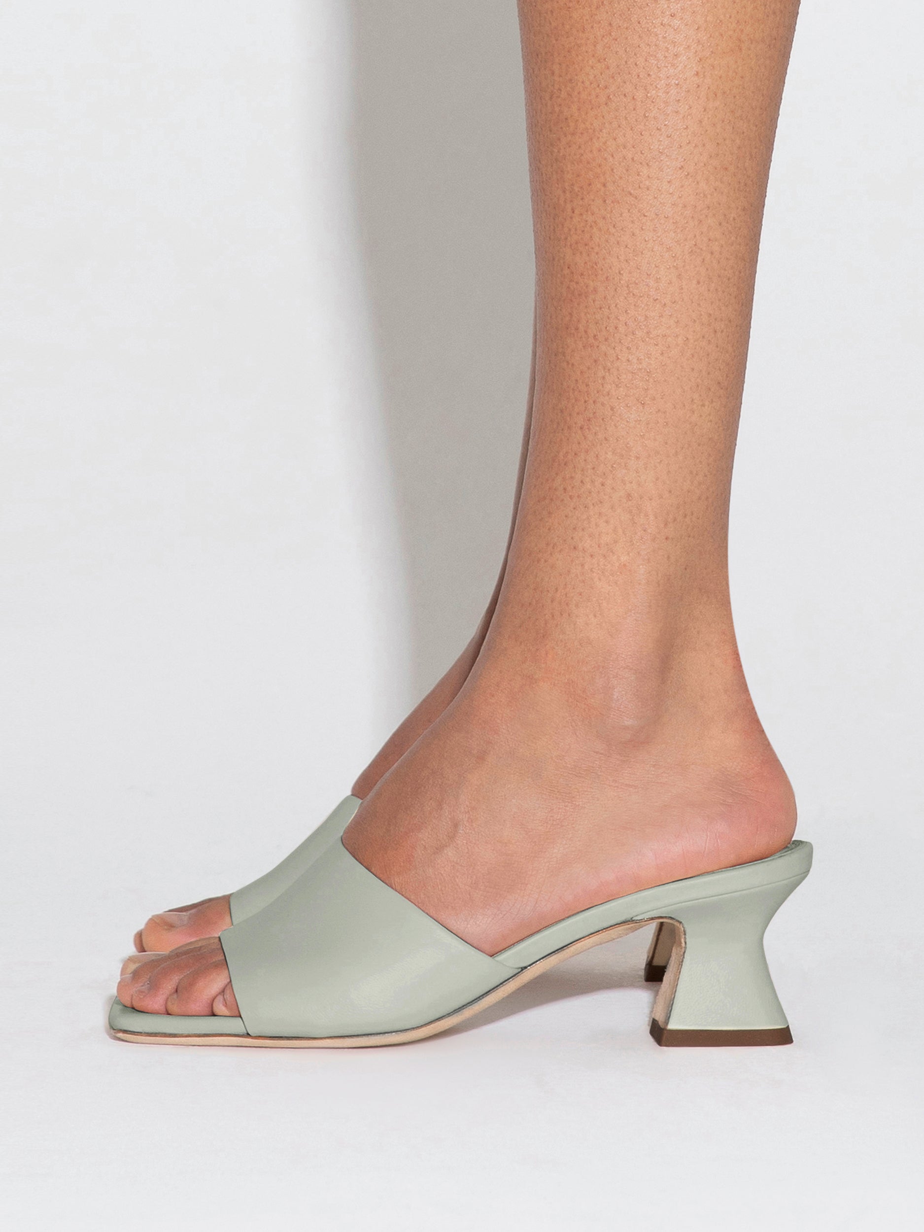 サンダル・ミュール AEYDE Women Sandals ADRS55CIHAZELNUT Beige Ale Leather Mules – Aeyde