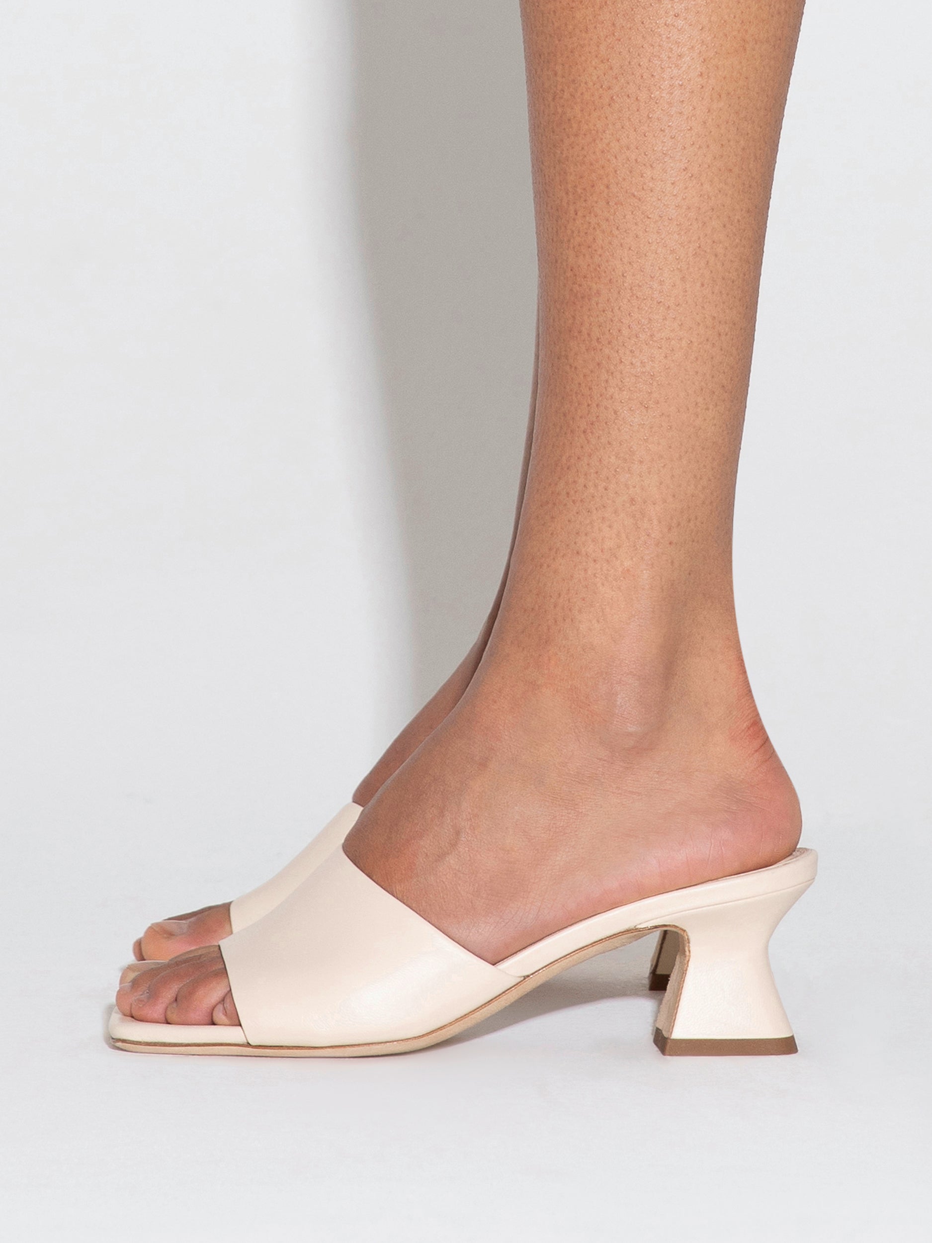 【関税込み】Aeyde オフホワイト Ale レザー ミュール Ale Leather Mules – Aeyde