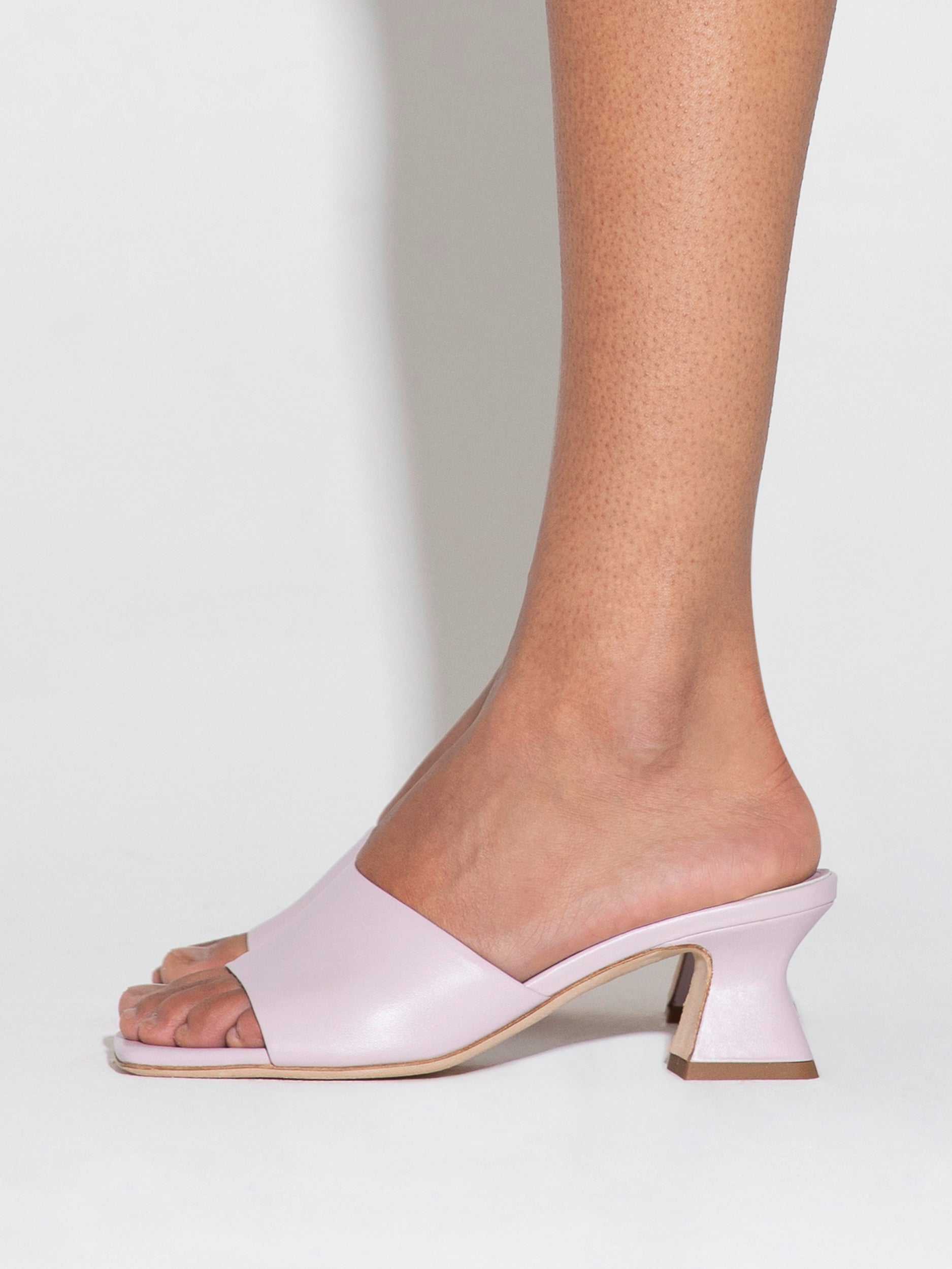 サンダル・ミュール aeyde Liya Sandals - Aeyde - Leather - Beige Aeyde | ELISE Creamy Leather Heeled Sandal