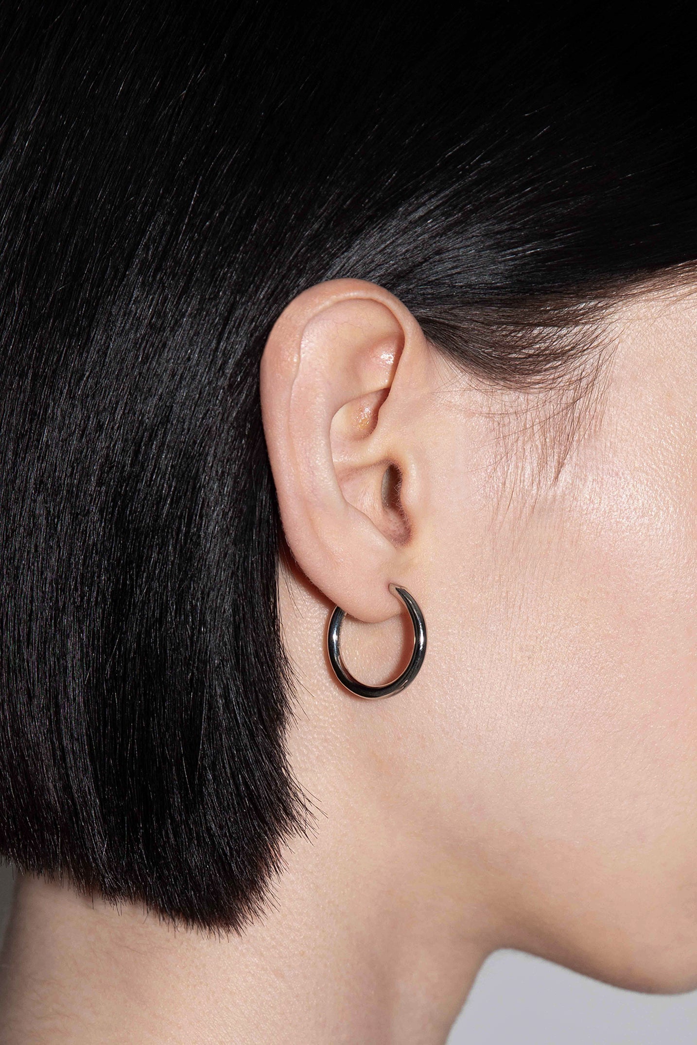 Elona Medium Palladium-Plated Hoop Earrings - Image 4