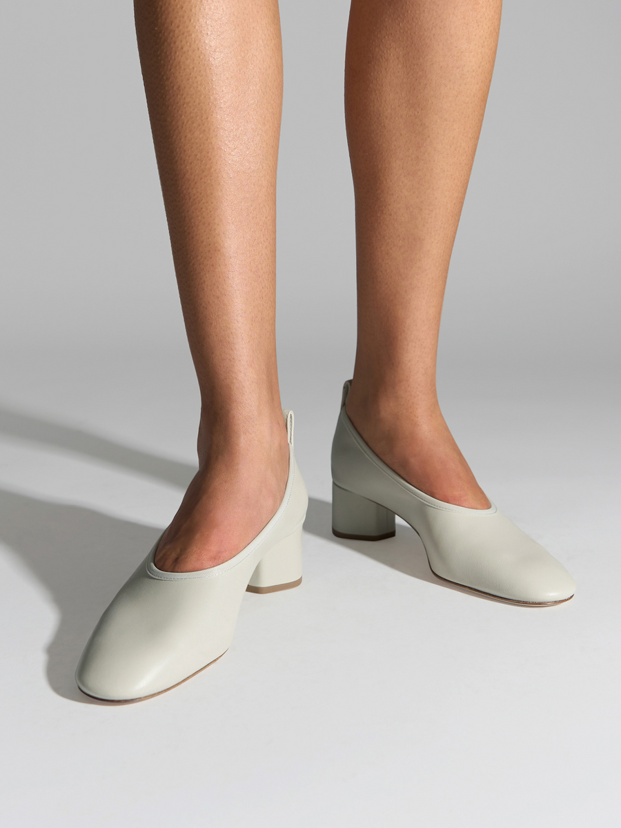 Aeyde | Gemma Round-Toe Pumps Leather Pumps for Women | Cloud Nappa | Round Toe | Mid Heel | On Feet