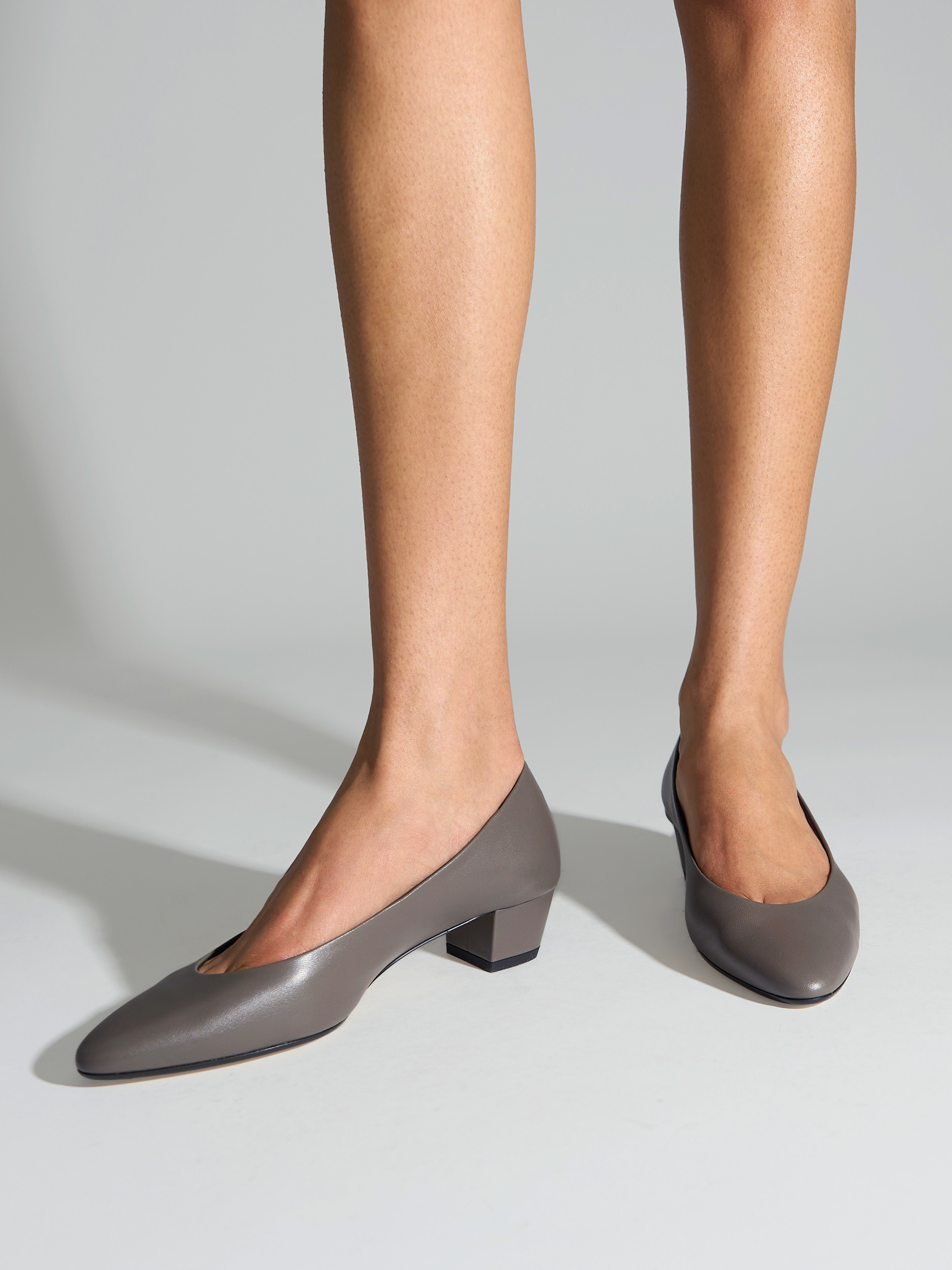 Aeyde | Helia Low-Cut Pumps Leather Pumps for Women | Taupe Nappa | Round Toe | Low Heel | On Feet
