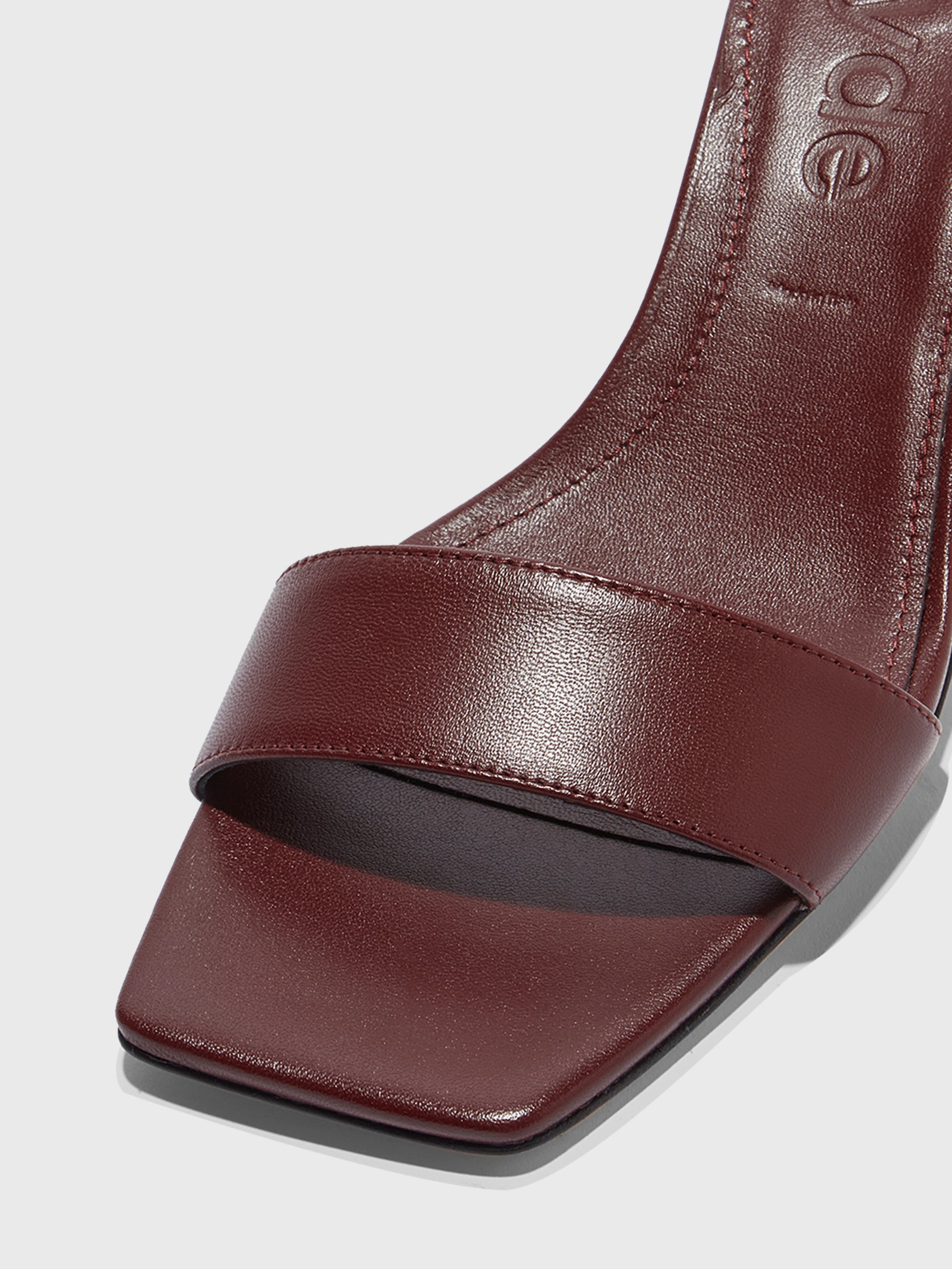 サンダル・ミュール aeyde SS25 55 mm (ILVY EYELET GROSGRAINLATTE) Ilvy Eyelet Grosgrain Mules – Aeyde