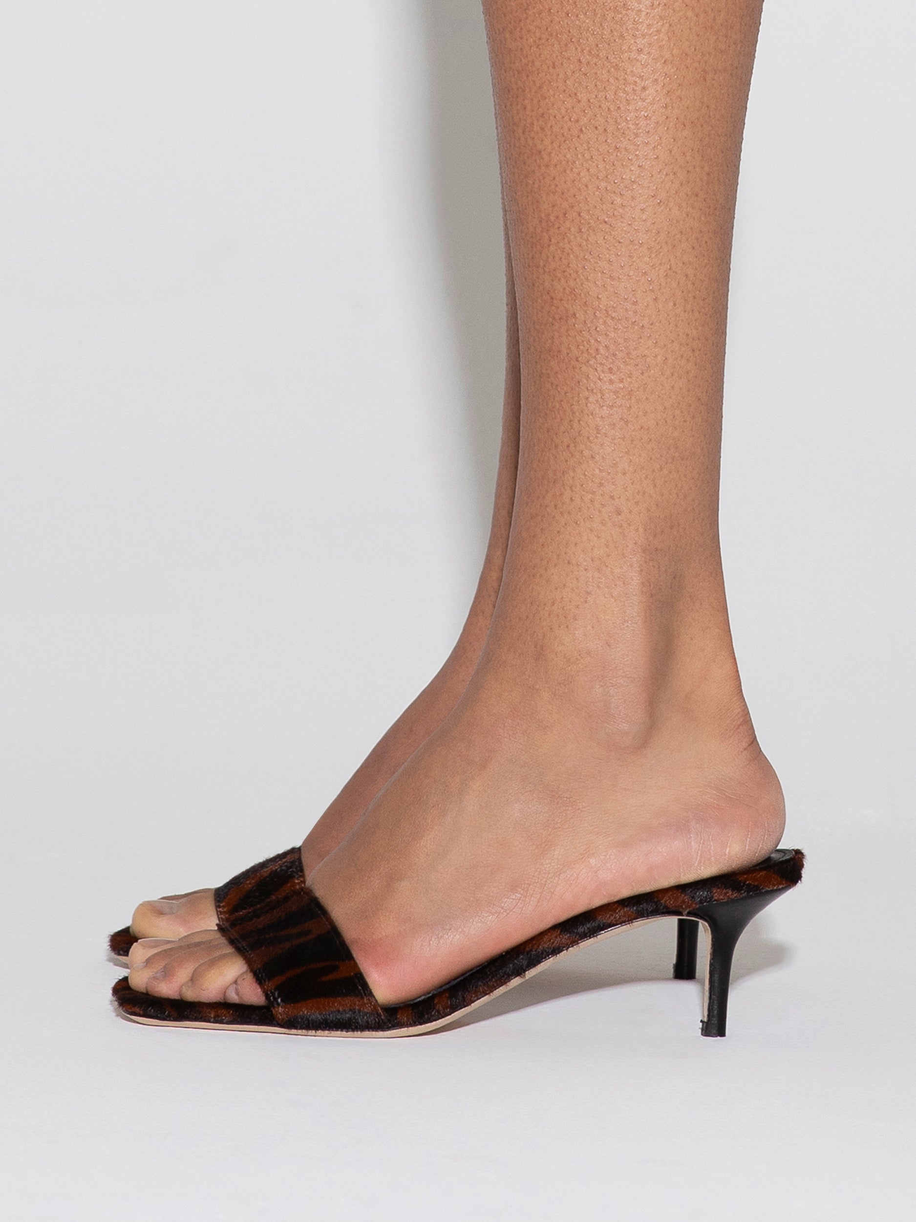 サンダル・ミュール aeyde SS25 55mm (ILVY ZEBRA PONYHAIRCREAMY) AEYDE Ilvy zebra-print pony hair mules | NET-A-PORTER