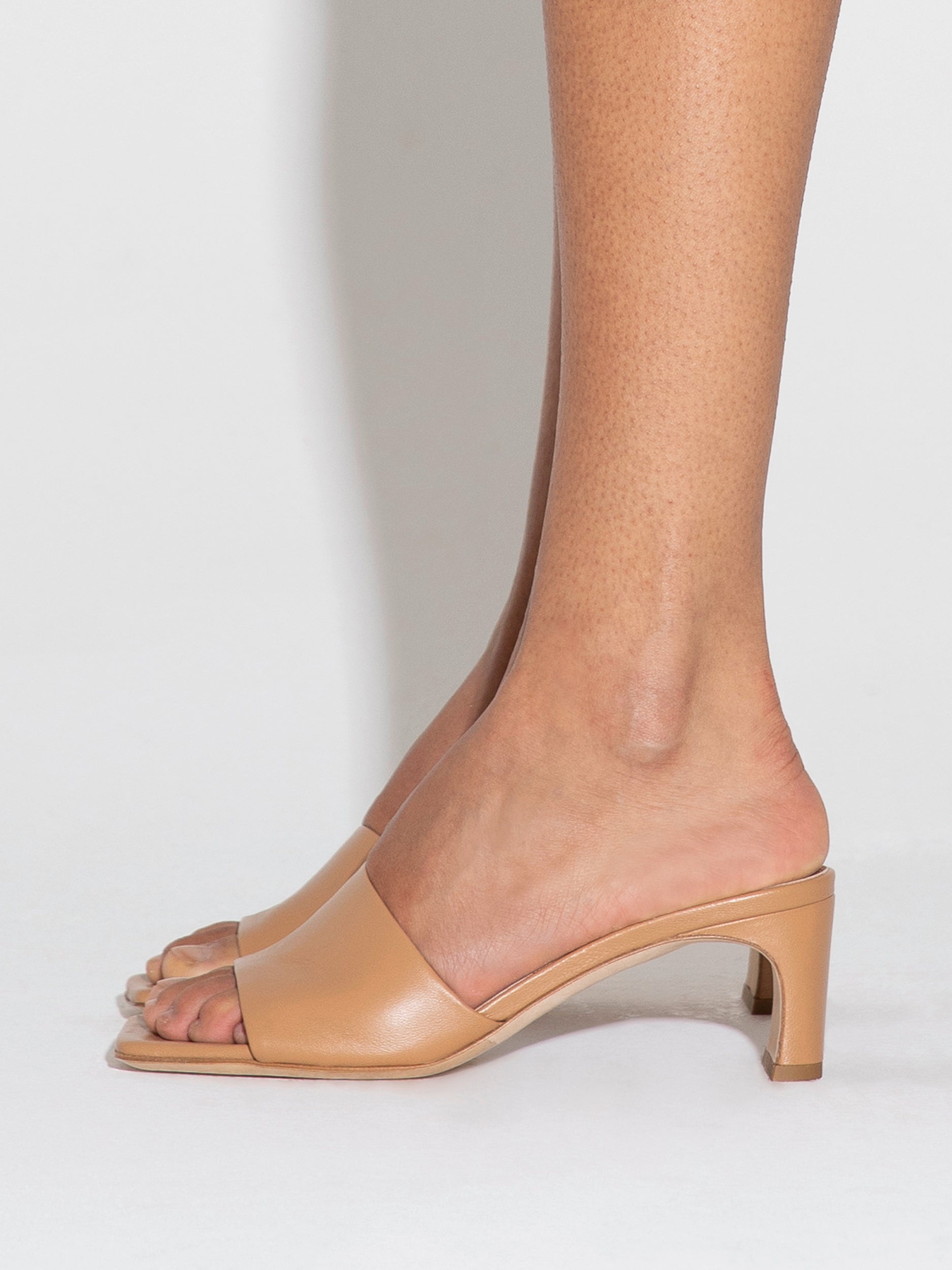 【関税込み】Aeyde ブラック Jeanie ヒールサンダル Jeanie Leather Sandals – Aeyde