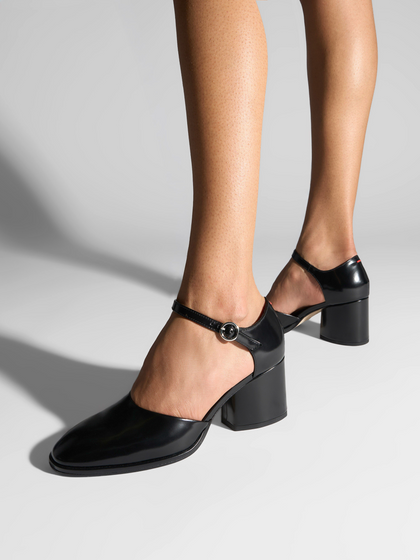 Aeyde | Rana Polido Pumps Leather Pumps for Women | Black Polido | Round Toe | Mid Heel | On Feet