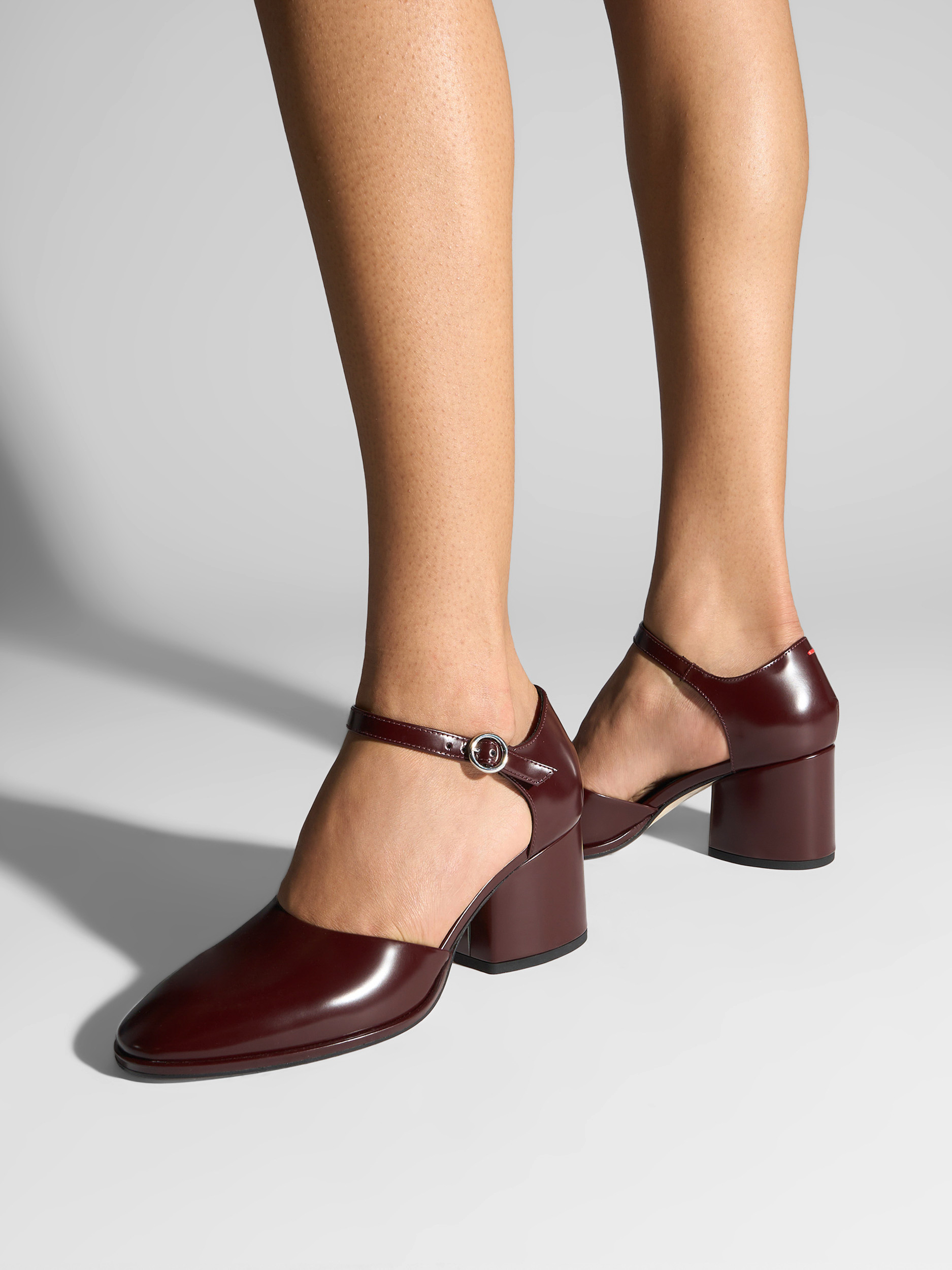 Aeyde | Rana Polido Pumps Leather Pumps for Women | Port Polido | Round Toe | Mid Heel | On Feet