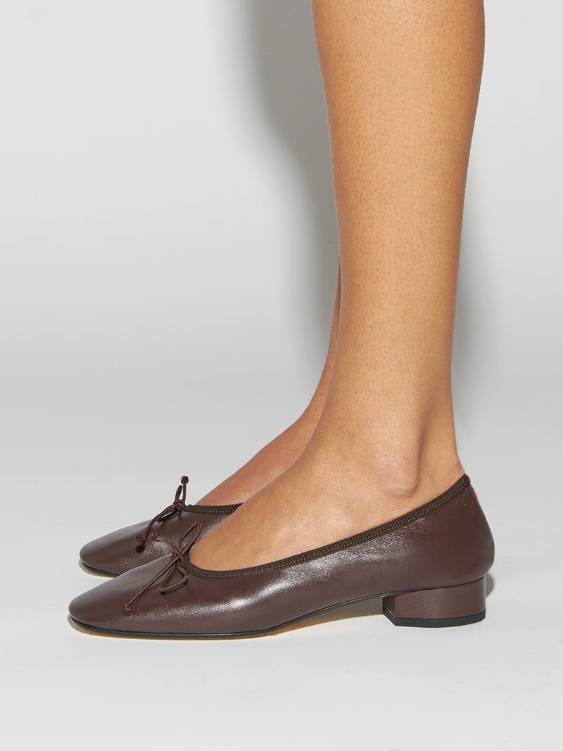 Onda Round-Toe Ballet Flats