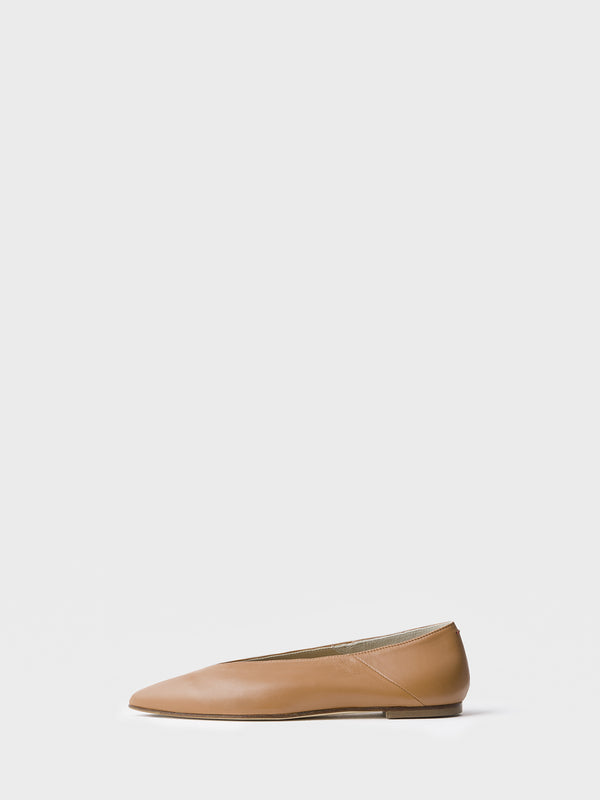 Moa Pointed Toe Flat in Creamy
